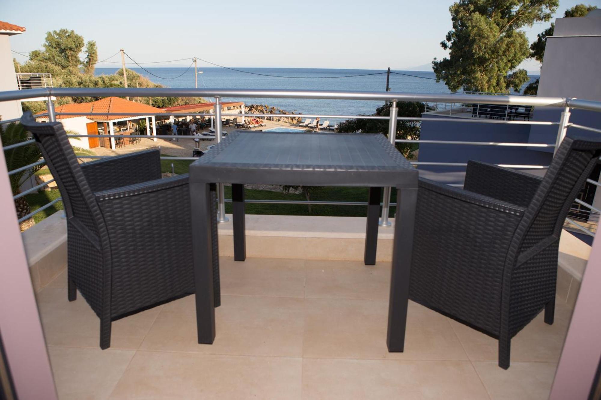 Blue Waves Luxury Suites By The Sea Plomari Buitenkant foto