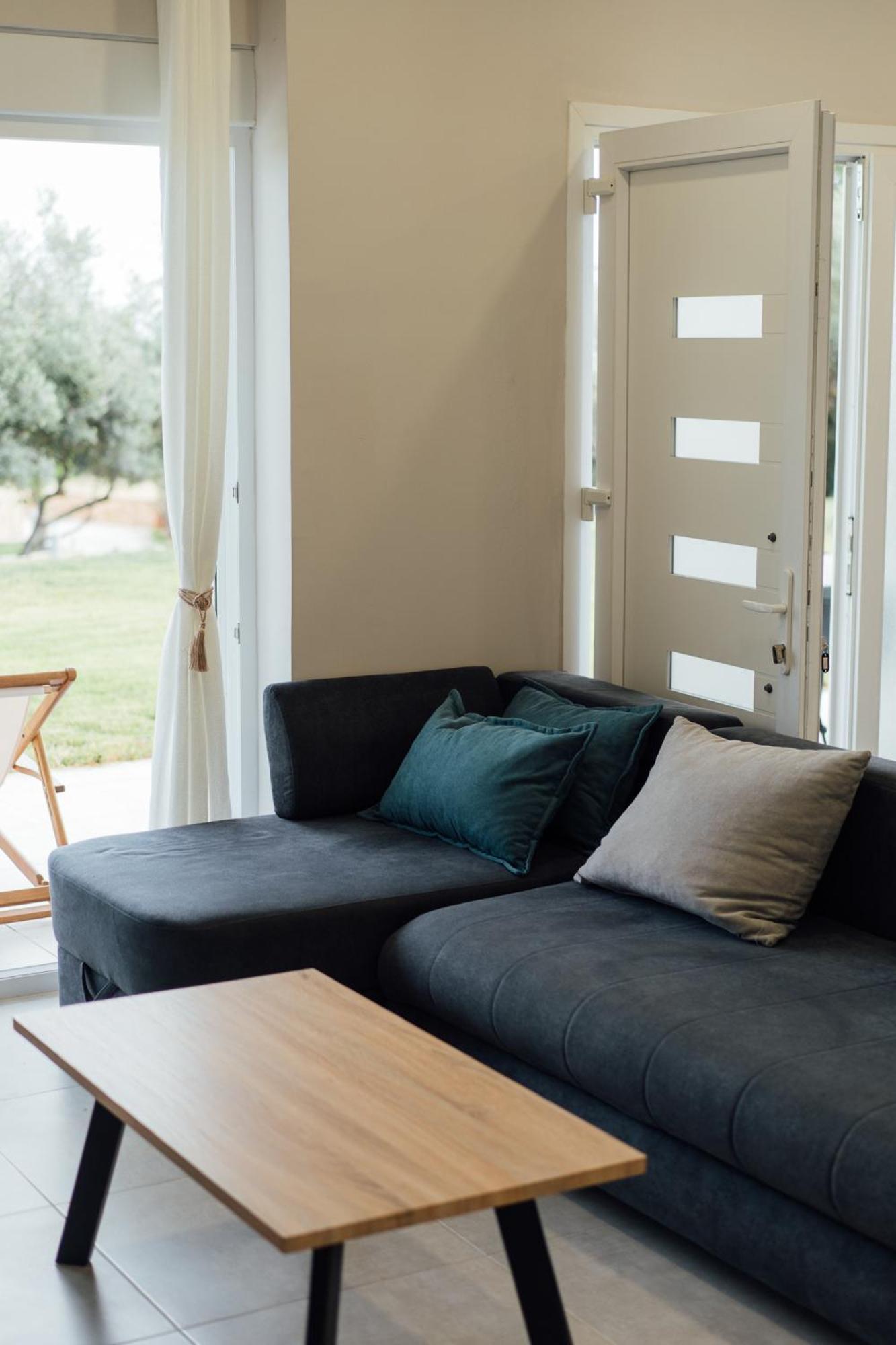 Blue Waves Luxury Suites By The Sea Plomari Buitenkant foto