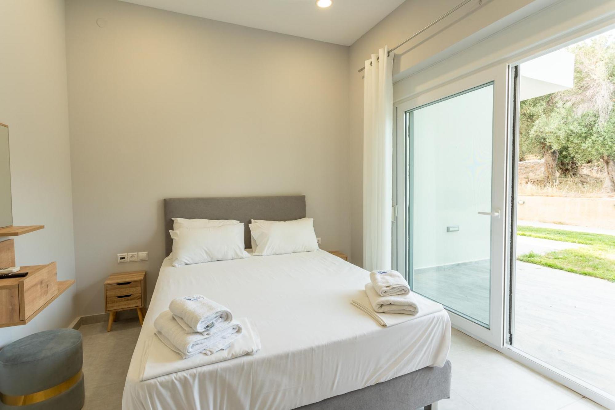 Blue Waves Luxury Suites By The Sea Plomari Buitenkant foto