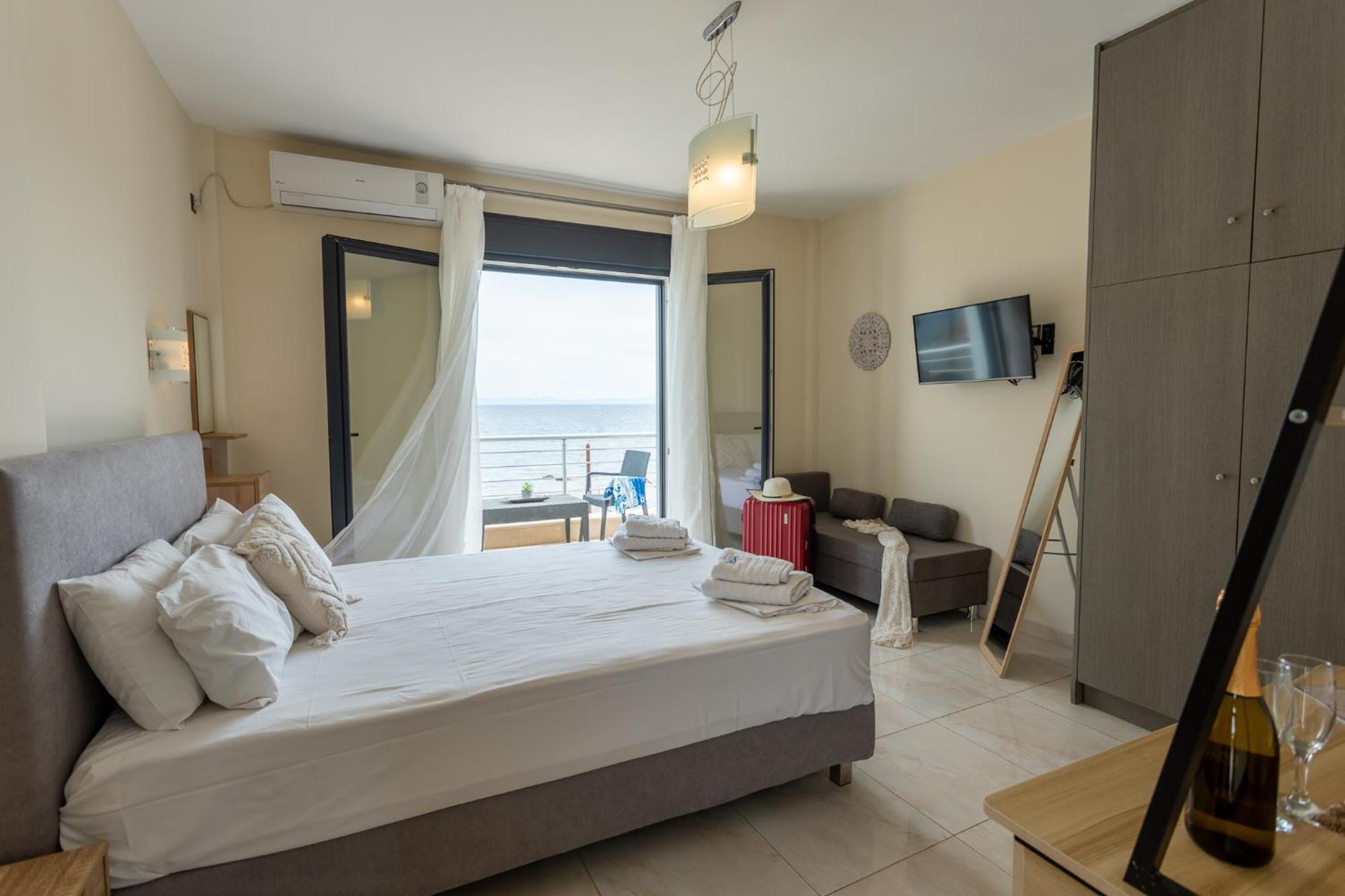 Blue Waves Luxury Suites By The Sea Plomari Buitenkant foto