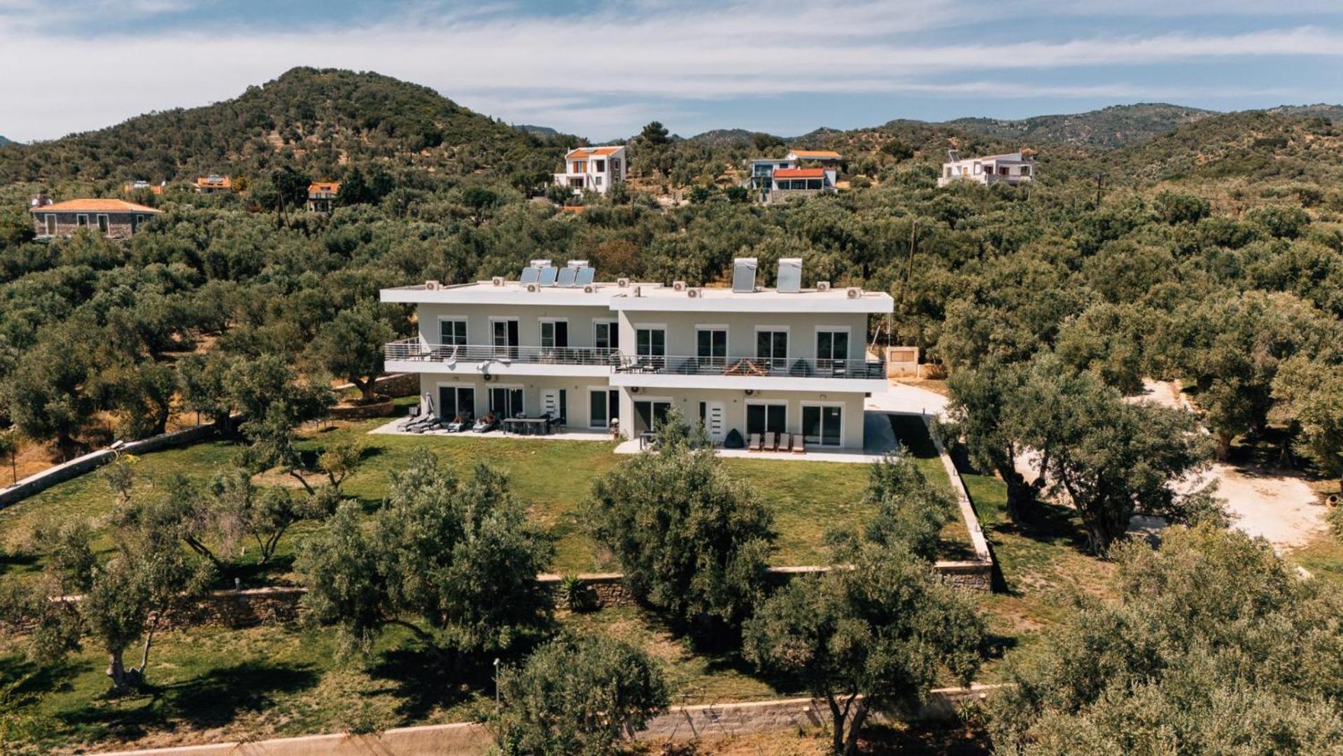 Blue Waves Luxury Suites By The Sea Plomari Buitenkant foto