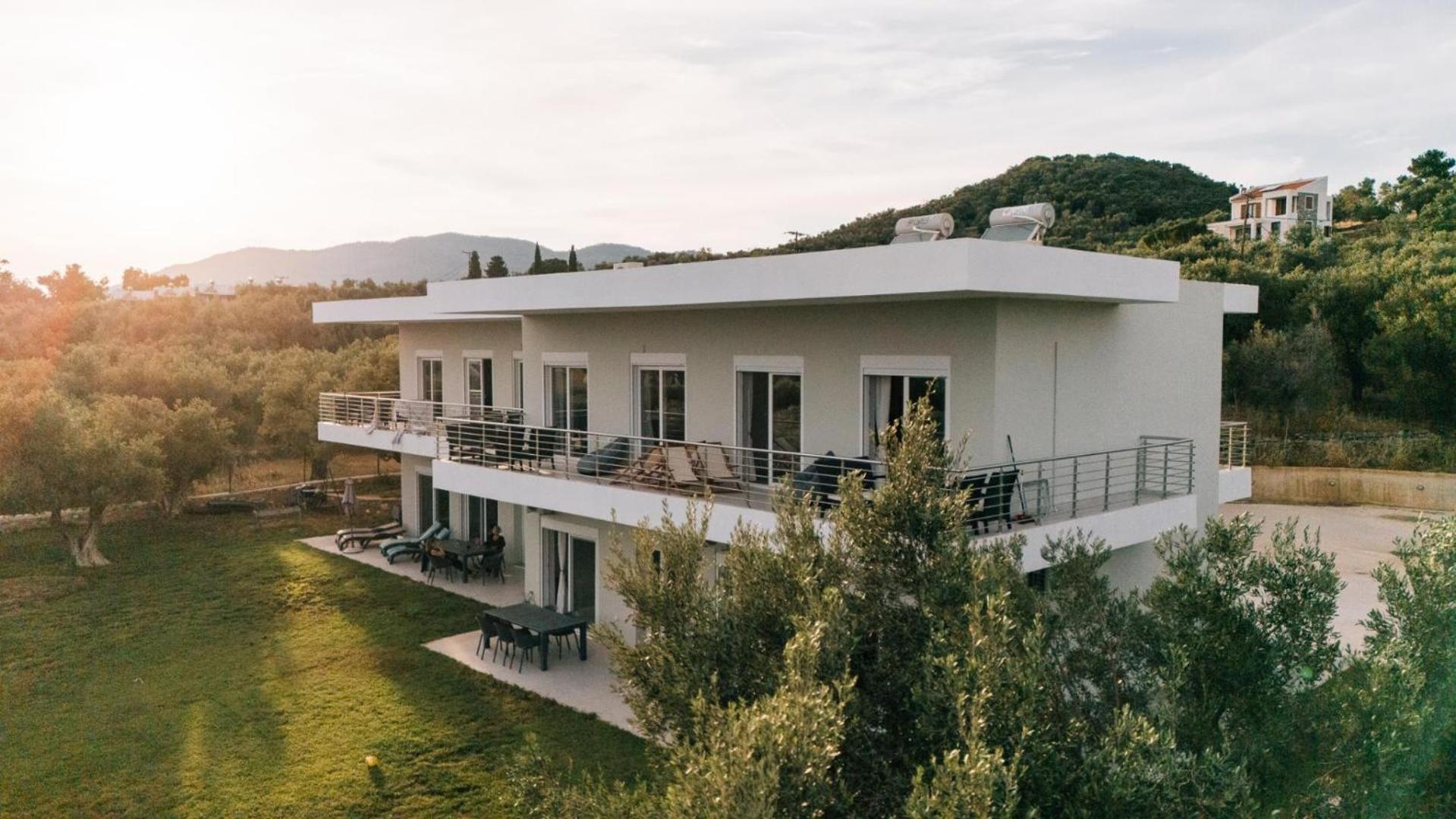 Blue Waves Luxury Suites By The Sea Plomari Buitenkant foto