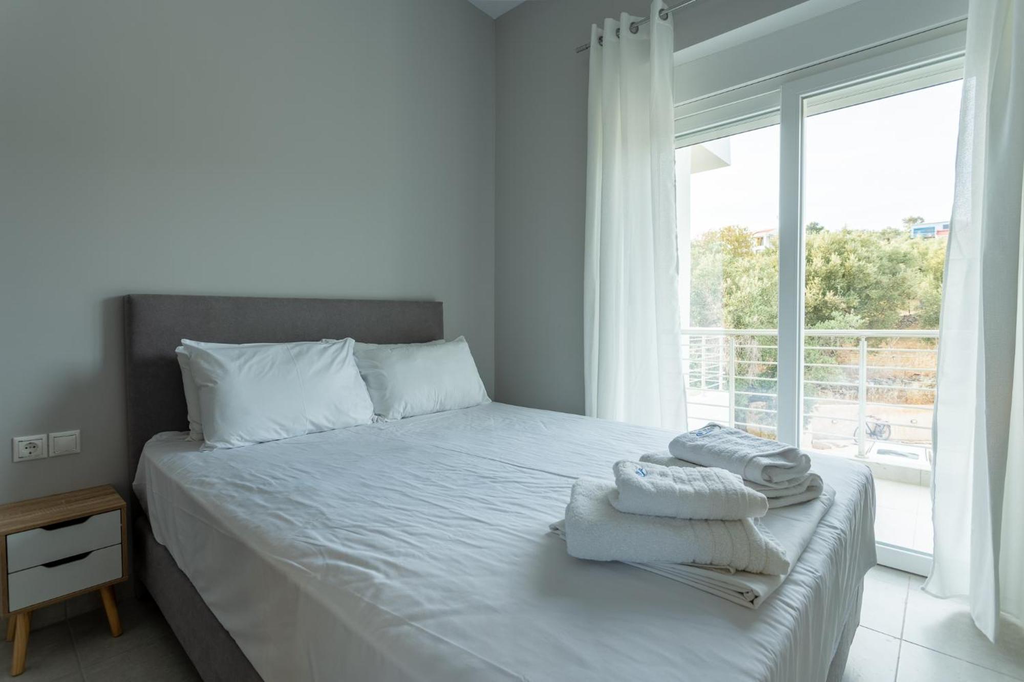 Blue Waves Luxury Suites By The Sea Plomari Buitenkant foto